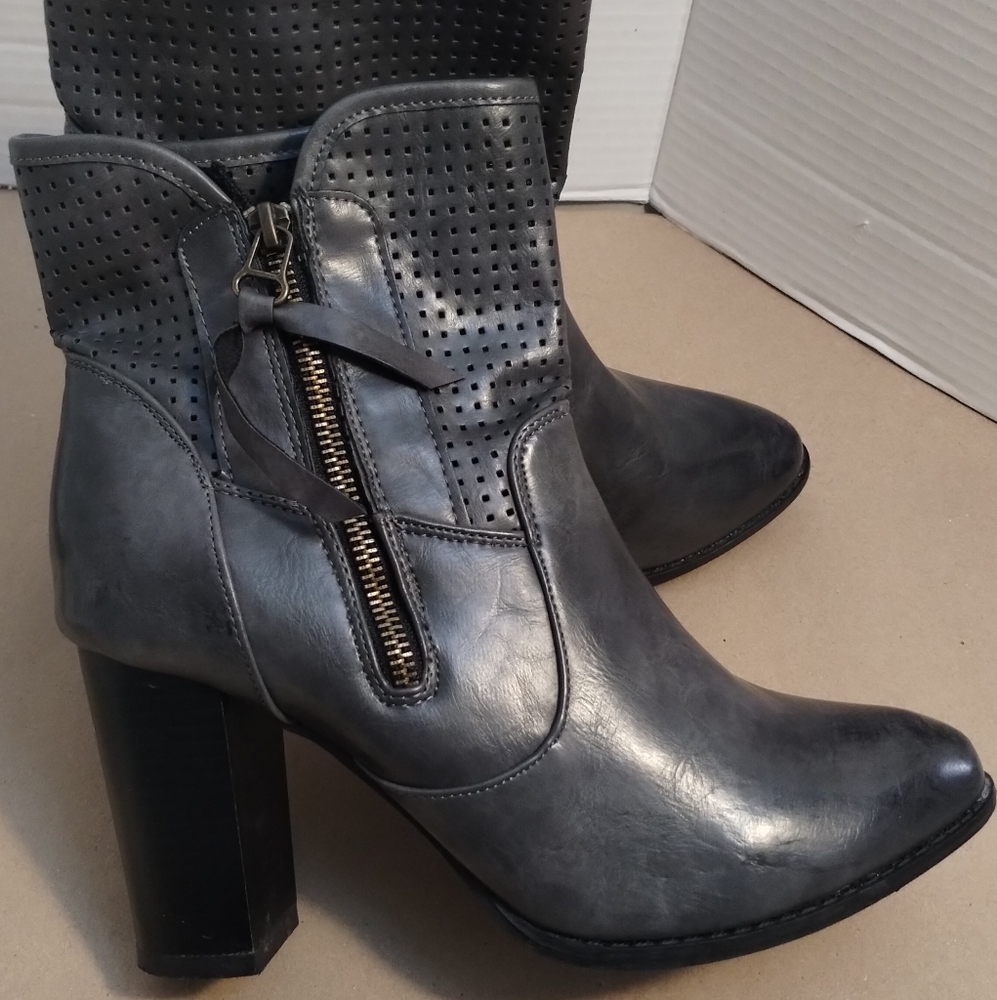 Twisted Gray Heeled Ankle Boots with Zipper